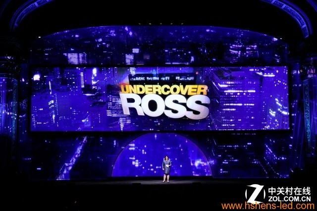 真人秀節目的現場(chǎng)，巨大的顯示屏幕充當了節目的第二現場(chǎng)