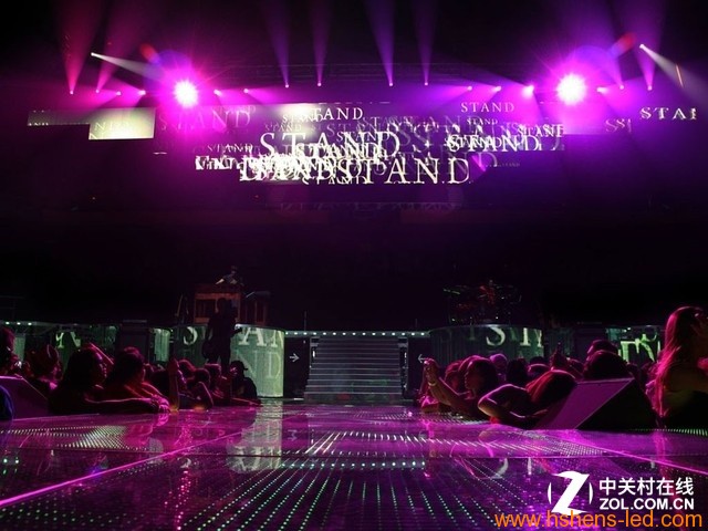 在各種時(shí)裝表演的場(chǎng)景中，商用屏幕也是重要舞臺元素，烘托氣氛，展示創(chuàng  )作元素等等