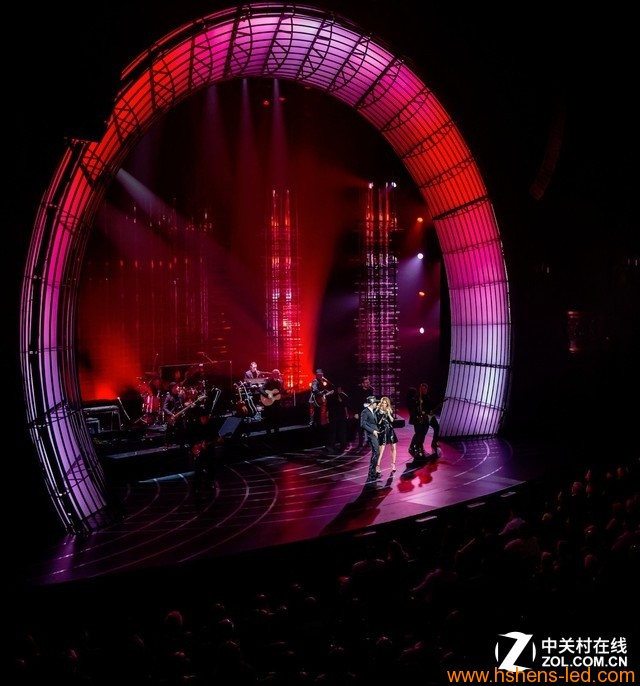 不僅是充當舞美背景，商用顯示產(chǎn)品可以營(yíng)造地面背景，在我們熟悉的春晚表演中，這樣的形式已經(jīng)得到采用