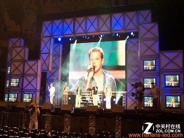 歌星演唱會(huì )上，商用大屏幕更是不可或缺，讓歌迷隨時(shí)看到偶像的表現