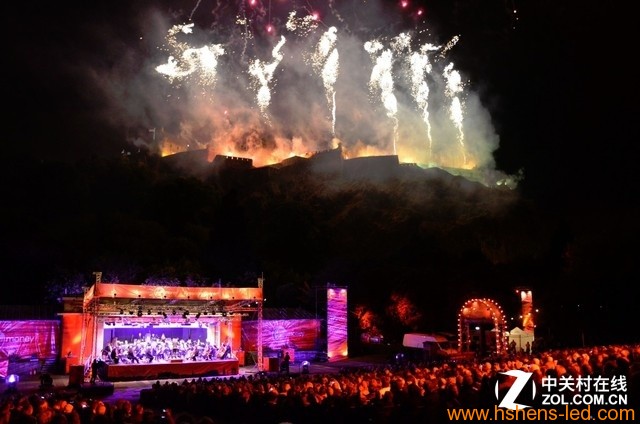 大型露天演出，LED大屏幕無(wú)論是用作背景畫(huà)面展示，還是表演細節呈現，都得心應手